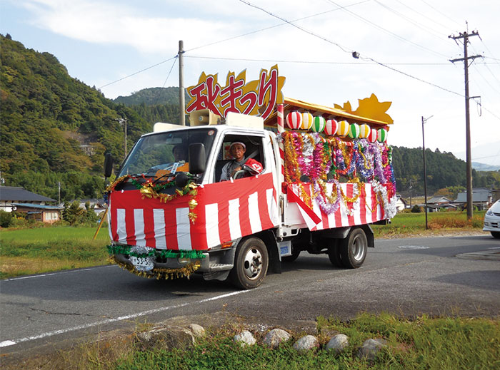 花馬祭りの開催を町内に振れまわる花車